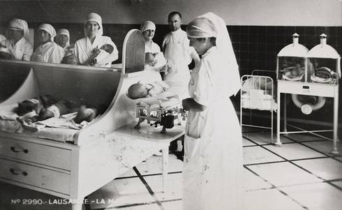 Maternité de Lausanne, salle de bain des bébés, anonyme, 1920